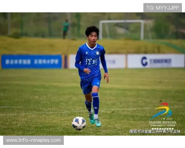 长发男足球星风采展现 释放赛场激情与力量的完美结合